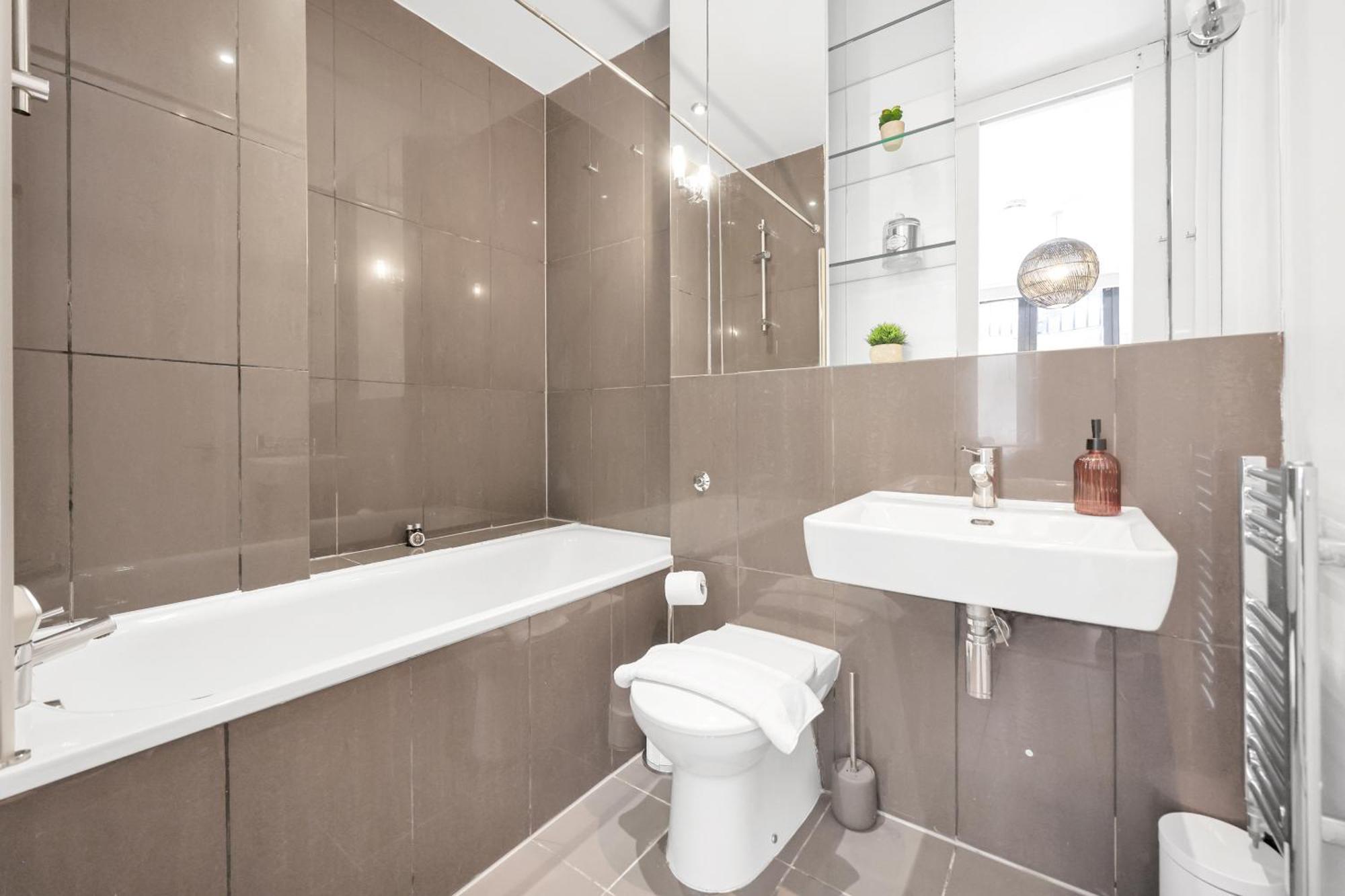 Loft-style 3 Bed Short Term & Flexible Renting Hoxton With Free Wifi & Terrace ! Londra
