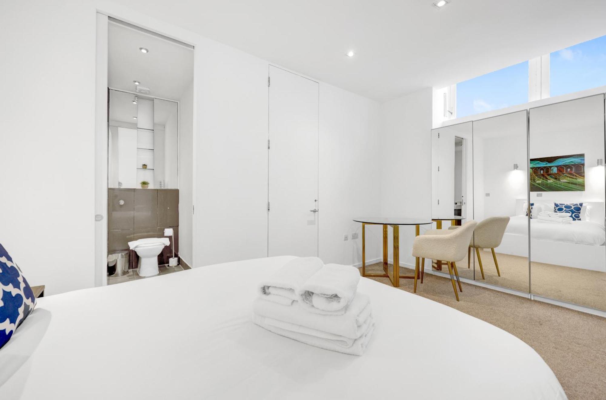 Ferienhaus Loft-style 3 Bed Short Term & Flexible Renting Hoxton With Free Wifi & Terrace !