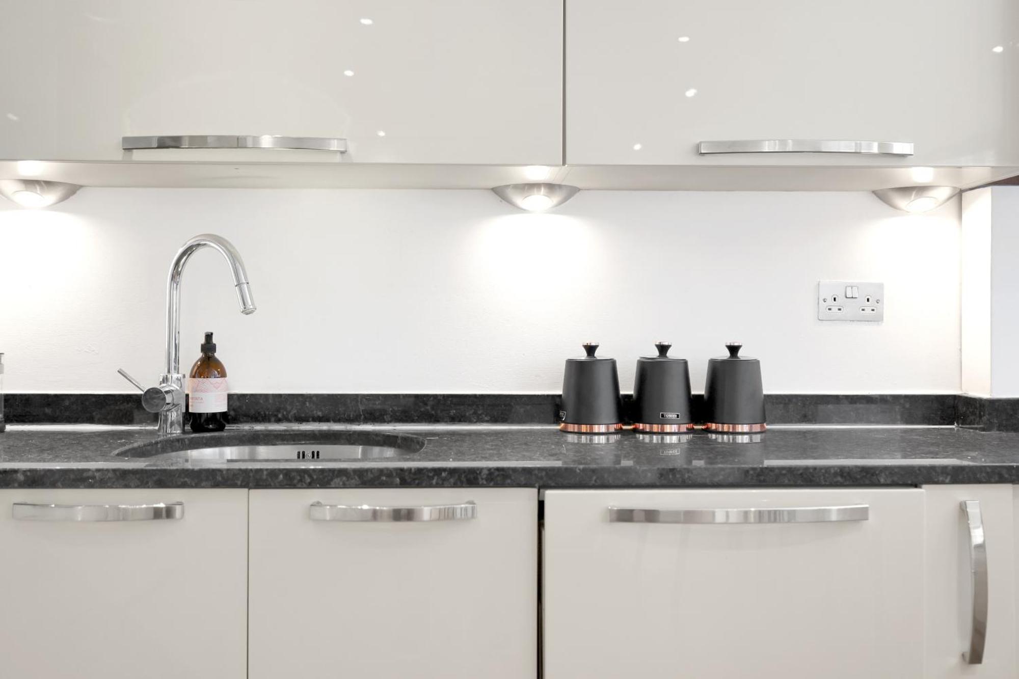 Loft-style 3 Bed Short Term & Flexible Renting Hoxton With Free Wifi & Terrace ! * Londra